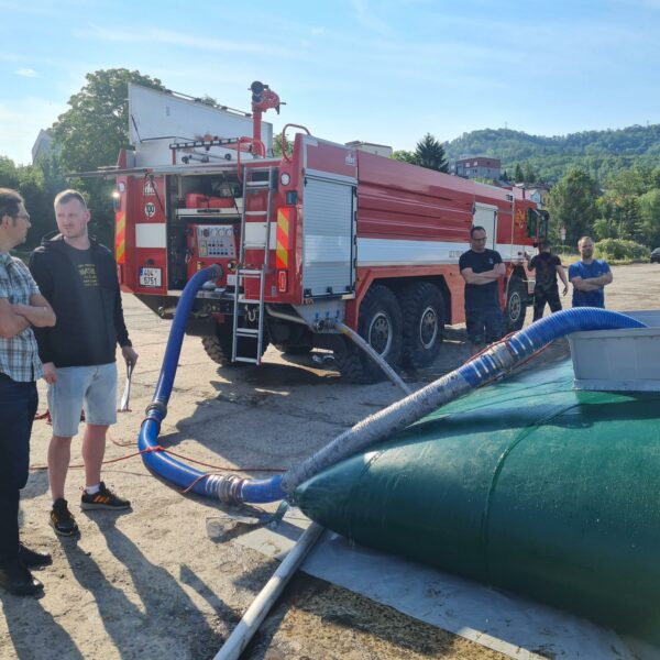 Testování vaku s hasiči u řeky Labe.